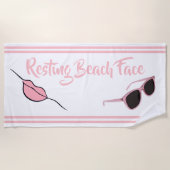 Strandfrische mit weißem und rosa Badetuch (Vorderseite)