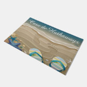 Strandfußabdrücke in Sand, Flip Flops, Muscheln Fußmatte (Schrägansicht)