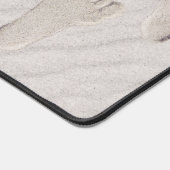 Strandfußabdrücke in Sand Schreibtischunterlage (Ecke)