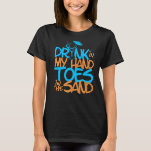 Strandgetränk in meinen Handzehen im Sand T-Shirt