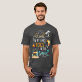 Strandgetränk in meinen Handzehen im Sand T-Shirt (Vorne ganz)