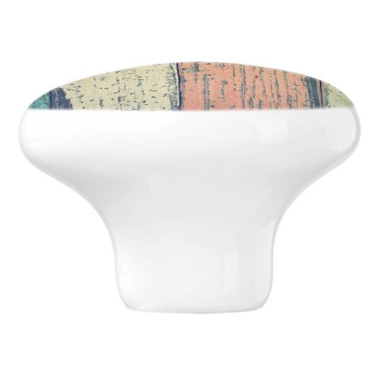 Strandhaus aus gestrichenem Holz am Ozean gestreif Keramikknauf (Seitenansicht)