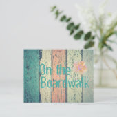 Strandhaus aus gestrichenem Holz am Ozean gestreif Postkarte (Stehend Vorderseite)