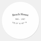 Strandhaus. Datum Jahr benutzerdefinierte Koordina Runder Aufkleber (Vorderseite)