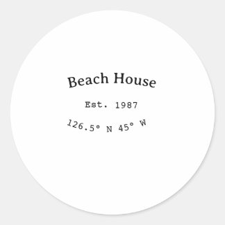 Strandhaus. Datum Jahr benutzerdefinierte Koordina Runder Aufkleber