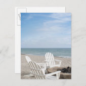 Strandhaus mit Liegestühlen und Sonnenschirmen Postkarte (Vorne/Hinten)