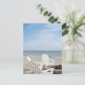 Strandhaus mit Liegestühlen und Sonnenschirmen Postkarte (Stehend Vorderseite)