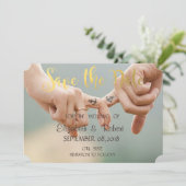 Strandhochzeit, Hände Save the Date halten (Stehend Vorderseite)