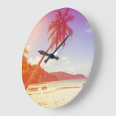 Strandlandschaft, Kokospalmen, Holzbett. Große Wanduhr (Winkel)
