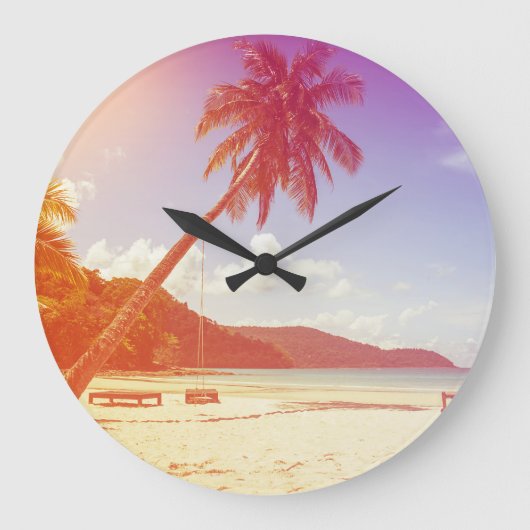 Strandlandschaft, Kokospalmen, Holzbett. Große Wanduhr (Vorderseite)