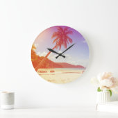 Strandlandschaft, Kokospalmen, Holzbett. Große Wanduhr (Zuhause)