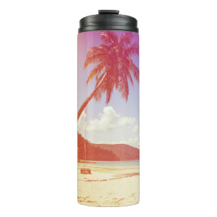 Strandlandschaft, Kokospalmen, Holzbett. Thermosbecher