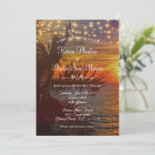 Strandlichter mit tropischen Palmen und Bäumen Einladung (Stehend Vorderseite)