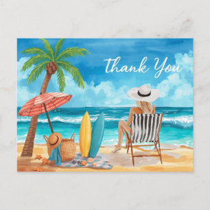 Strandmädchen sitzt am Strand und schaut aufs Meer Postkarte