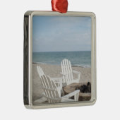 strandnahes Haus mit adirondack Stühlen und Ornament Aus Metall (Rechts)