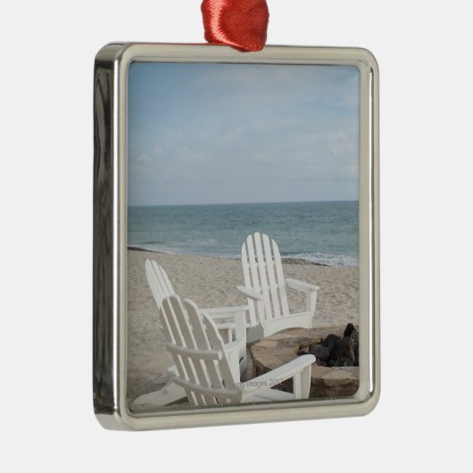 strandnahes Haus mit adirondack Stühlen und Ornament Aus Metall (Rechts)