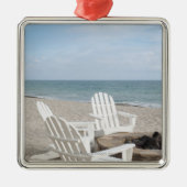 strandnahes Haus mit adirondack Stühlen und Ornament Aus Metall (Vorne)