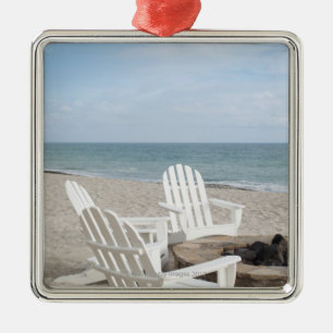 strandnahes Haus mit adirondack Stühlen und Ornament Aus Metall