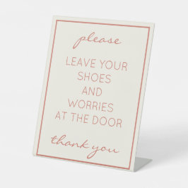 Strandsand an der Küste Entfernen Sie die Zählerze Sockelschild