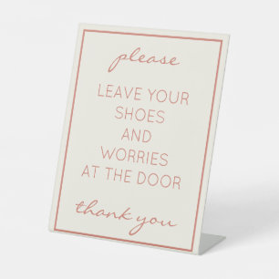 Strandsand an der Küste Entfernen Sie die Zählerze Sockelschild