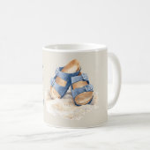 Strandsand Blaue Sandalen Kaffeetasse (VorderseiteRechts)