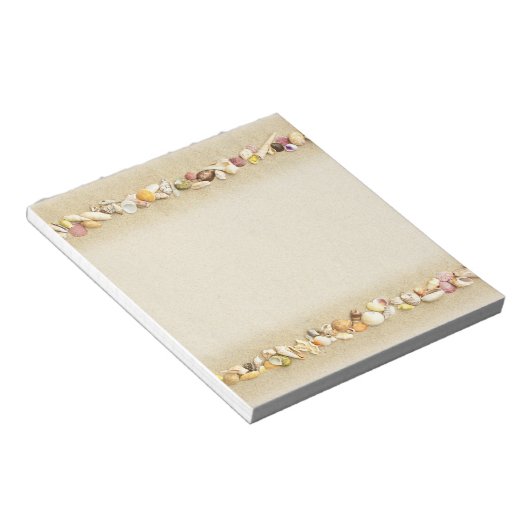 Strandsand-Hintergrund mit Seashell-Grenze Notizblock (angewinkelt)