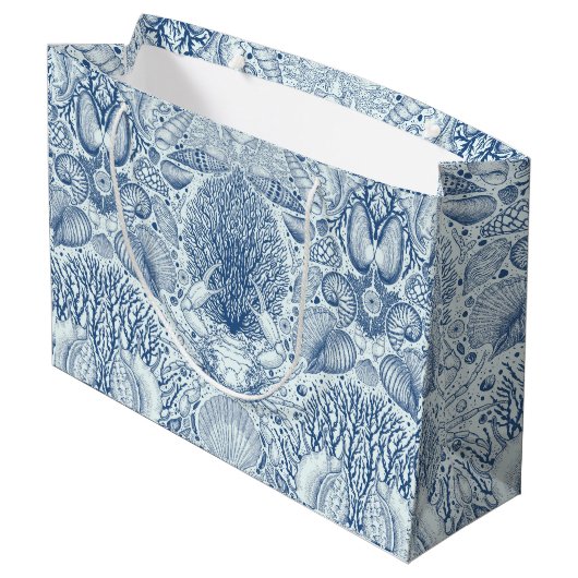 Strandschätze in Blau Große Geschenktüte (Rückseite Schrägansicht)