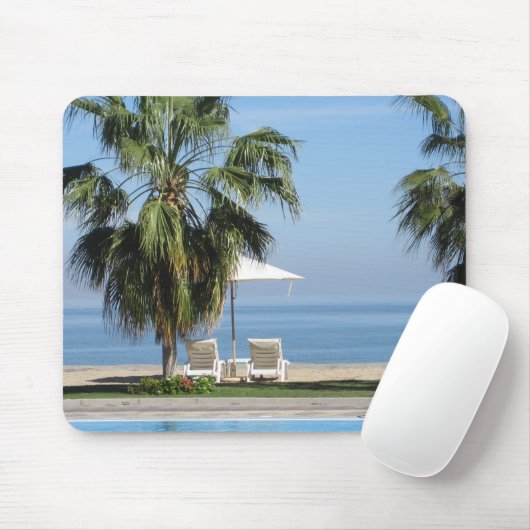 Strandschirm und Stühle, Palmen, Ozean Mousepad (Mit Mouse)