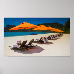 Strandschirme, Strandstühle, tropischer Strand Poster