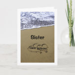 STRANDSIGN SAGT GLÜCKLICH BIRTHDAY SISTER KARTE<br><div class="desc">ZEIGEN SIE IHRE LIEBE,  DIE SIE AUF DEM GEBURTSTAG IHRER SCHWESTER IM SAND GESCHRIEBEN HAT.</div>