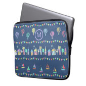 Strandstädtchen Segelboote und Wimpel Monogramm Laptopschutzhülle (Vorderseite Links)