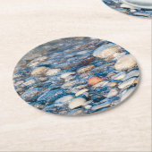 Strandsteine am Seeufer Runder Pappuntersetzer (Angewinkelt)