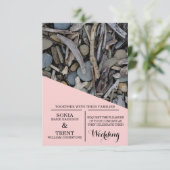Strandsteine Driftwood Wedding Einladung (Stehend Vorderseite)