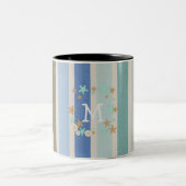 Strandstreifen und Starfish Monogramm Zweifarbige Tasse (Mittel)