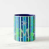 Strandstreifen und Starfish Monogramm Zweifarbige Tasse (Mittel)