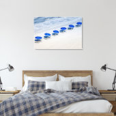 Strandstühle mit blauen Regenschirmen am Strand vo Leinwanddruck (Insitu (Schlafzimmer))