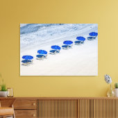 Strandstühle mit blauen Regenschirmen am Strand vo Leinwanddruck (Insitu (Wohnzimmer))