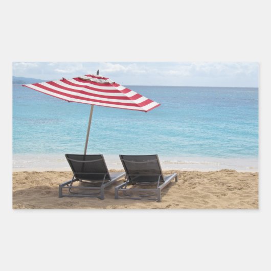STRANDSTÜHLE UNTER EINEM UMBRELLA IN MONTEGO BAY RECHTECKIGER AUFKLEBER (Vorderseite)