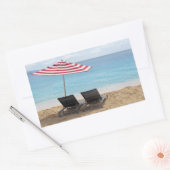 STRANDSTÜHLE UNTER EINEM UMBRELLA IN MONTEGO BAY RECHTECKIGER AUFKLEBER (Umschlag)