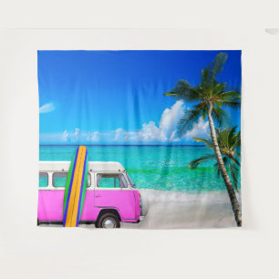 Strandszene mit fuchsienrotem Van und Surfbrett Wandteppich