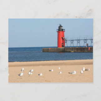 Strandszene mit Möwen und Leuchtturm Postkarte