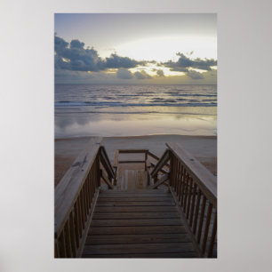Strandtreppen bis zum ruhigen Wasser bei Sonnenauf Poster