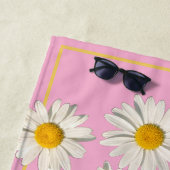 Strandtuch mit Tasche voller Gänseblümchen. (Beispiel)
