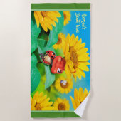 Strandtuchschläferin Ladybug Sonnenblumen. Grüne K Strandtuch (Vorderseite)