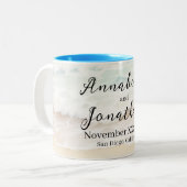 Strandwacht auf einer Hochzeit am Sandstrand Zweifarbige Tasse (Vorderseite Links)