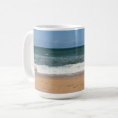 Strandwellen, die auf der Küstenlandschaft abstürz Kaffeetasse (Vorderseite Links)