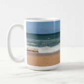 Strandwellen, die auf der Küstenlandschaft abstürz Kaffeetasse (Links)