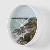 Strandwellen, die auf Felsen abstürzen Uhr (Winkel)