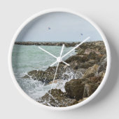 Strandwellen, die auf Felsen abstürzen Uhr (Vorderseite)