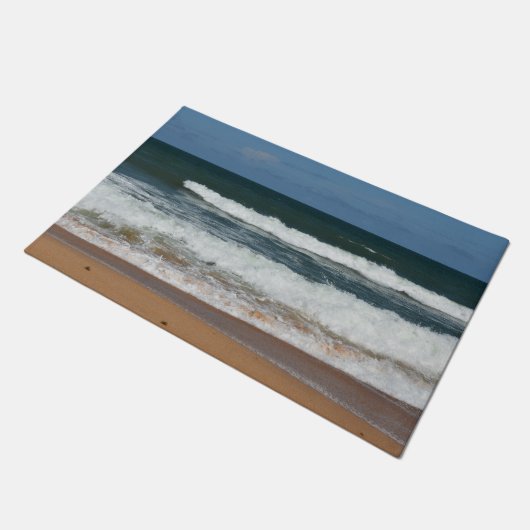 Strandwellen stürzen an der Küste ab Fußmatte (Schrägansicht)